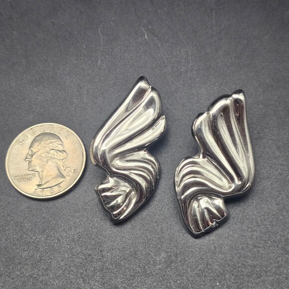 Silver Tone Rippled Ribbon Earrings Pierced Vintage Costume Jewelry - Picture 7 of 9